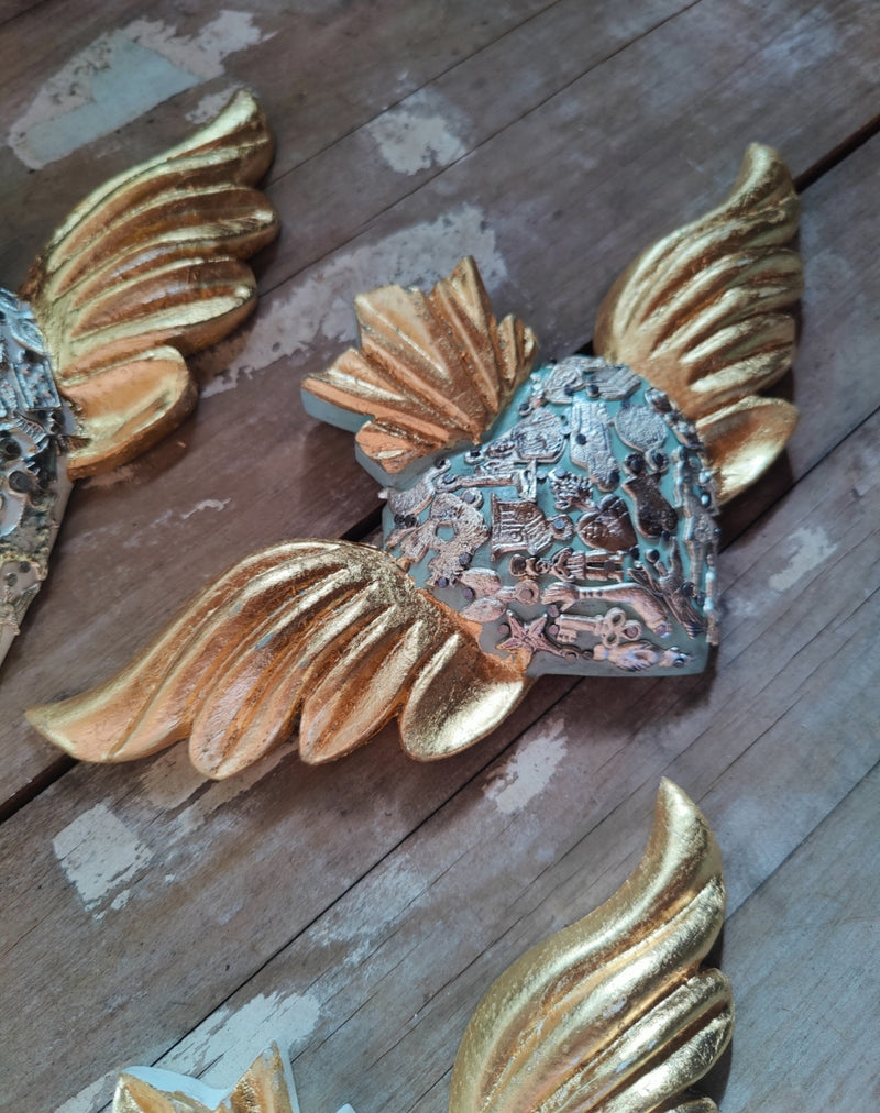 Corazon Rustico milagritos with gold Wings