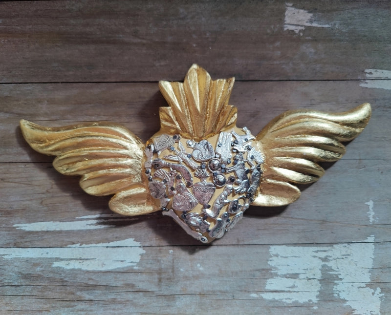 Corazon Rustico milagritos with gold Wings