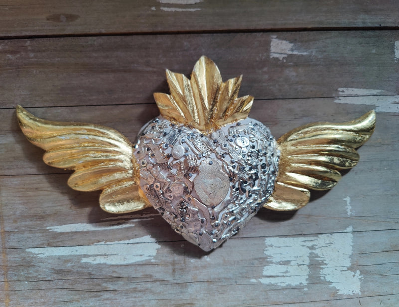 Corazon Rustico milagritos with gold Wings