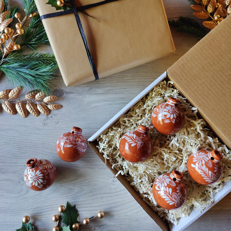 Barro and White Flowers Ornament Box