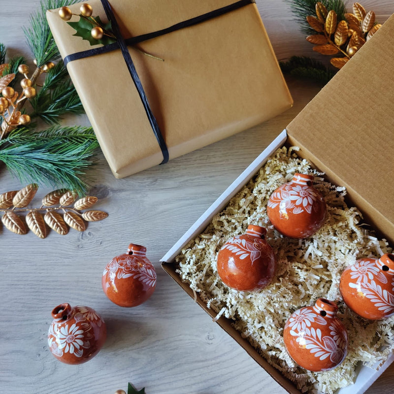 Barro and White Flowers Ornament Box