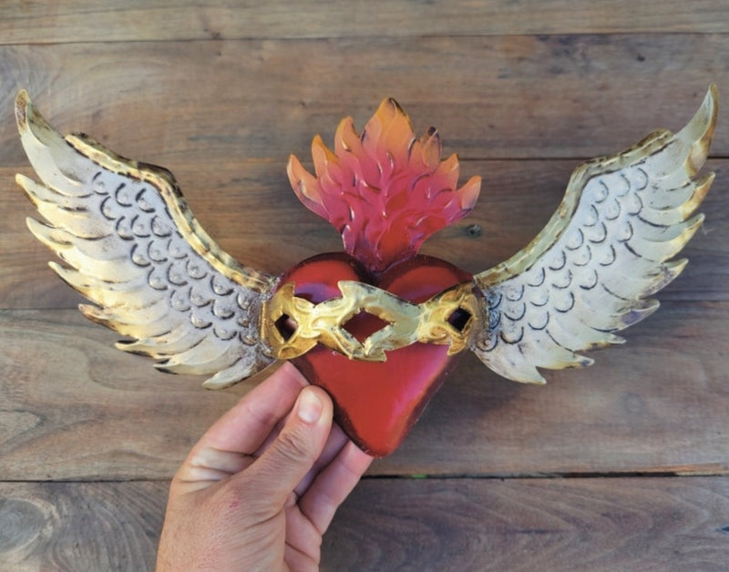 Corazón with Rustic Wings